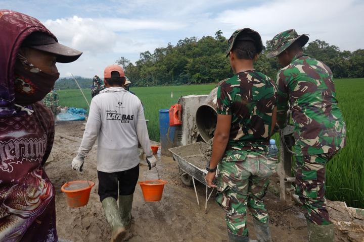 Progres Rabat Beton TMMD ke-127 Kodim 0421/LS Capai 54 Persen